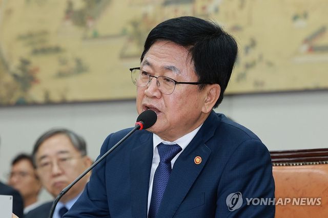 질의에 답하는 최교진 교육부 장관