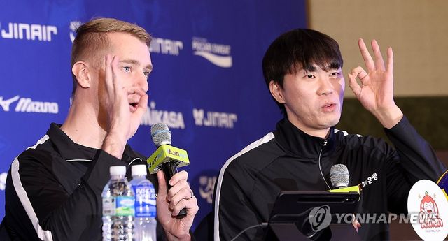 구호 외치는 OK저축은행 전광인과 트렌트 오데이