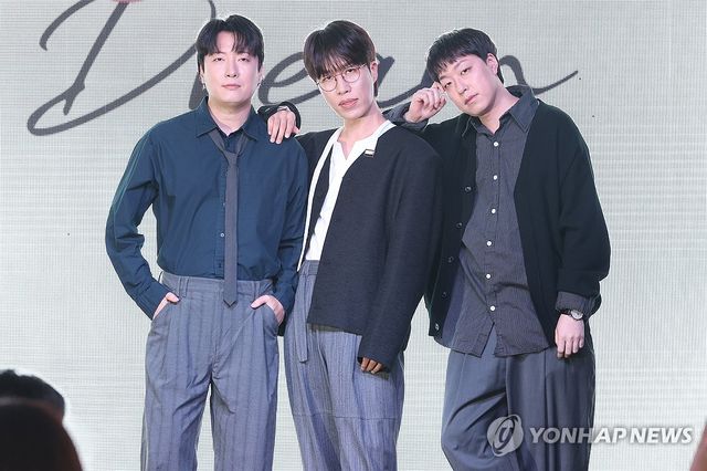 포즈 취하는 소란