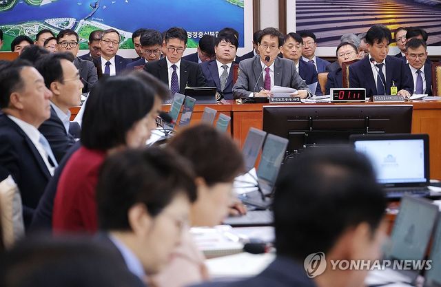 의원 질의 답변하는 함진규 한국도로공사 사장