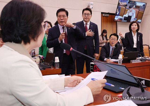 법사위, 갈등 계속