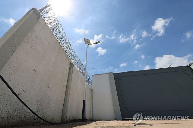 태자단지 둘러싼 높은 외벽