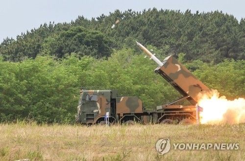 고폭유도탄 발사하는 K239 다연장로켓 '천무'