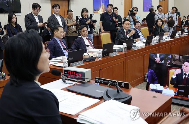 최민희 위원장에게 항의하는 박정훈 의원