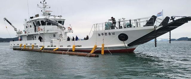 보령 앞바다 쇠말뚝 인양 