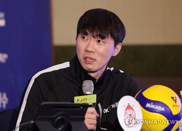 인사말 하는 OK저축은행 전광인