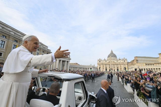신도들과 인사하는 교황
