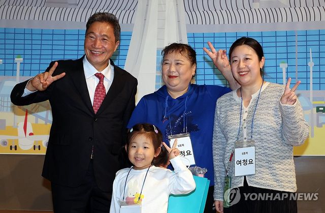 행사 참석자들과 기념 촬영하는 이학재 인천공항 사장
