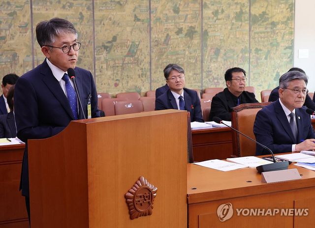 답변하는 이재필 궁능유적본부장