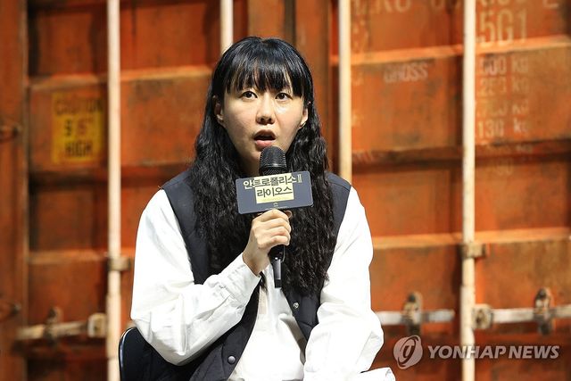 작품 소개하는 김수정 연출