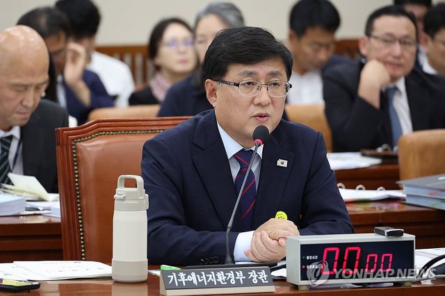 답하는 김성환 기후에너지환경부 장관