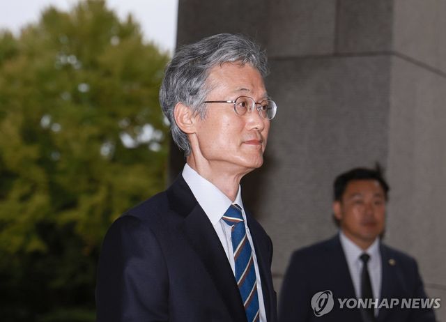 출근하는 조희대 대법원장