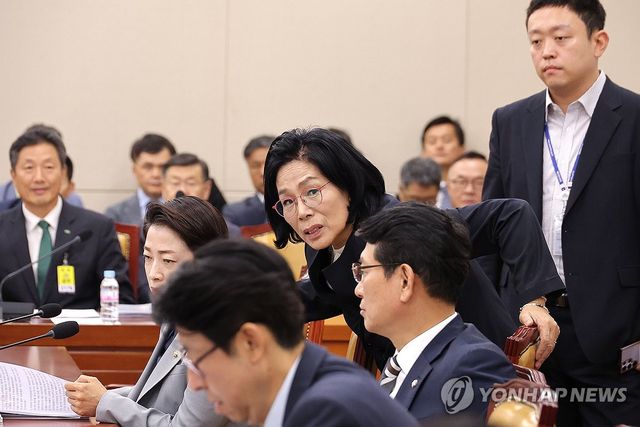 과방위원들과 대화하는 최민희 위원장