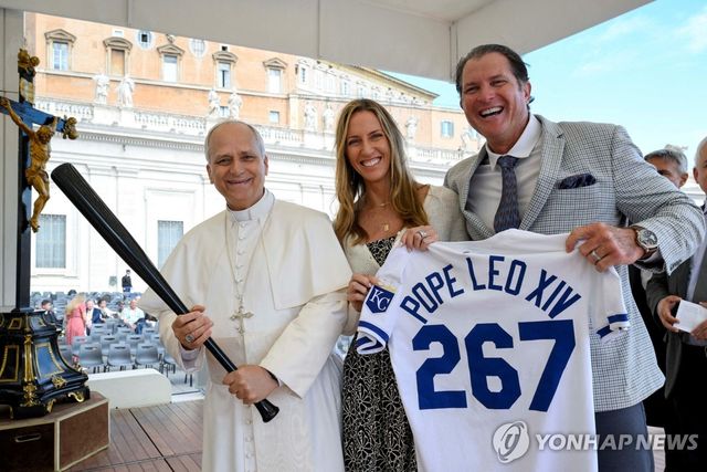 메이저리그 선수 출신 스위니(오른쪽)로부터 유니폼 선물을 받는 교황(왼쪽)