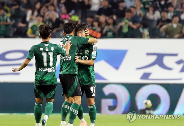 김진규와 포옹하는 전진우