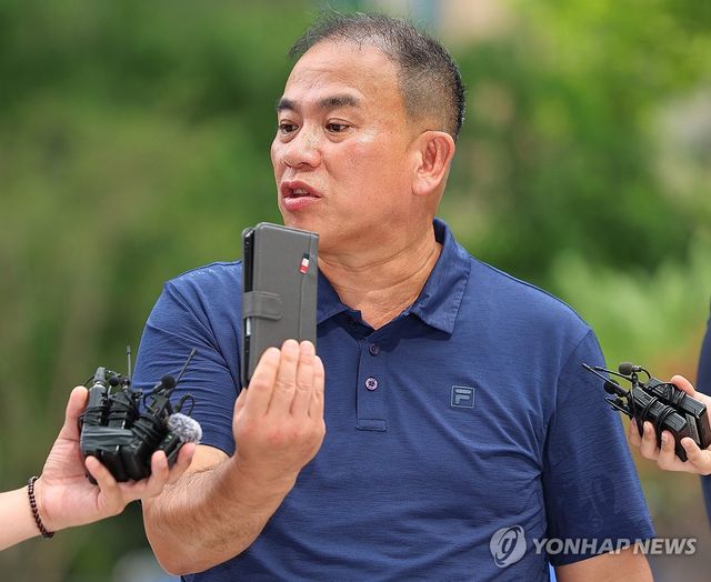 핸드폰 들어보이는 명태균