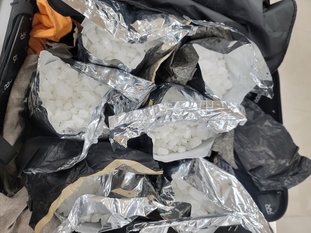 여행 가방 속에서 발견된 케타민