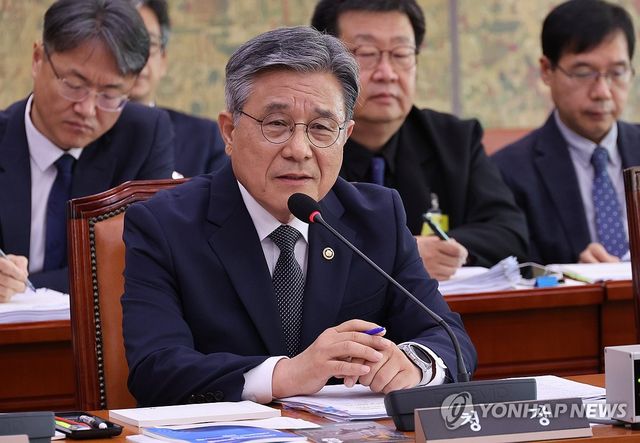 국감 답변하는 허민 국가유산청장