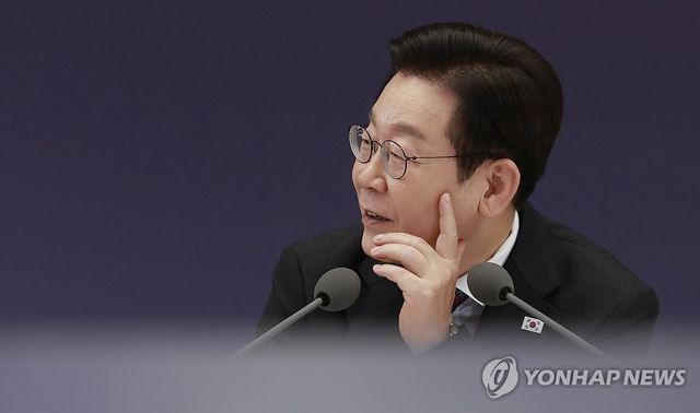 참석자 발언 듣는 이재명 대통령