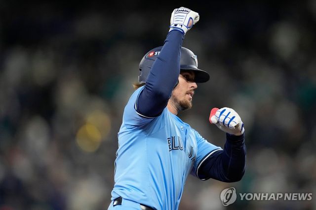 9회 홈런을 치고 기뻐하는 토론토 바거