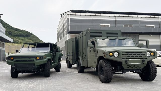 소형 수소 군용차량(왼쪽)과 이동형 수소충전 지원차량