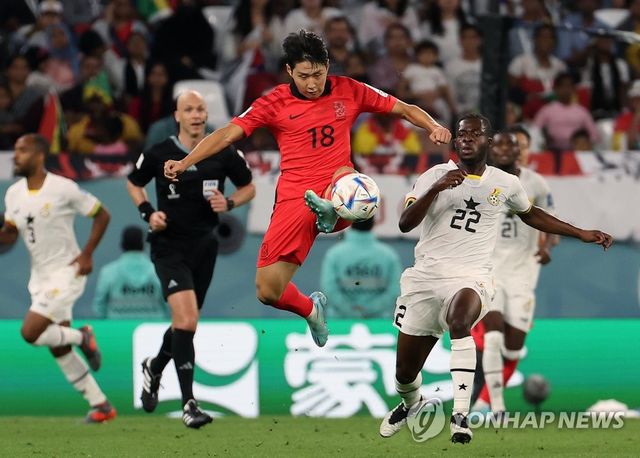 2022 카타르 월드컵에서 가나를 상대로 볼 경합을 펼치는 이강인
