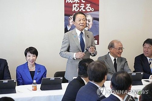 집권 자민당 아소 다로 부총재(가운데)와 다카이치 사나에 총재