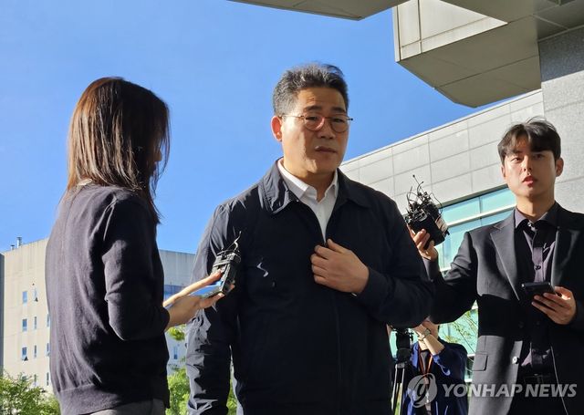 동부지검 출근한 백해룡 "검찰 수사팀은 불법단체"