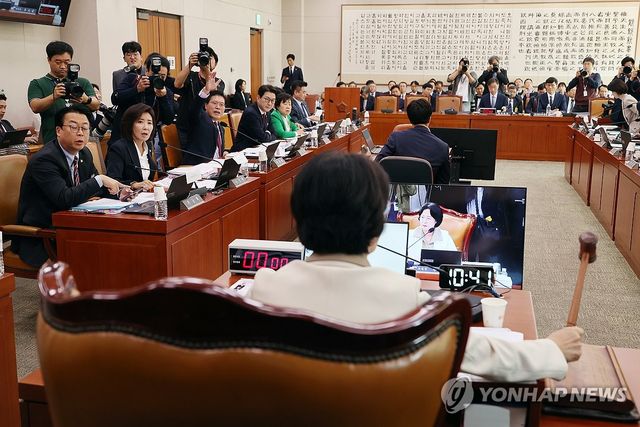 잠시 감사 중지한 추미애 위원장