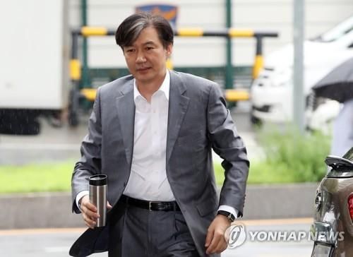 텀블러 들고 출근하는 조국