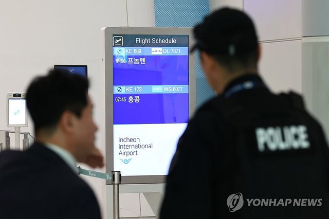 캄보디아행 항공편 탑승구 앞 대기 중인 경찰