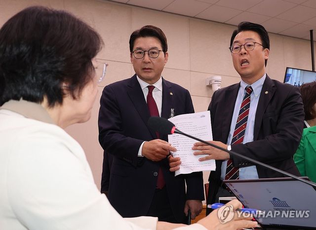 위원장에게 속기록 보여주며 항의하는 국민의힘