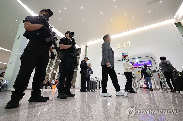 경찰, 캄보디아행 항공편 탑승구 앞 한국인 승객 대상 안전활동