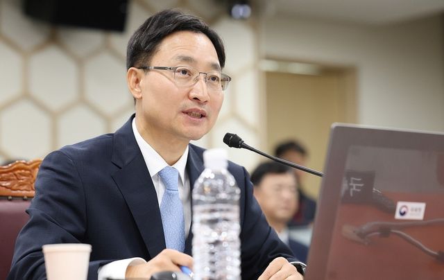 국정감사에서 발언하는 임광현 국세청장