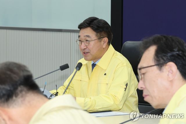 국정자원 화재 관련 중대본 회의 주재하는 윤호중 장관