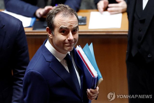 16일 의회 들어서는 르코르뉘 총리