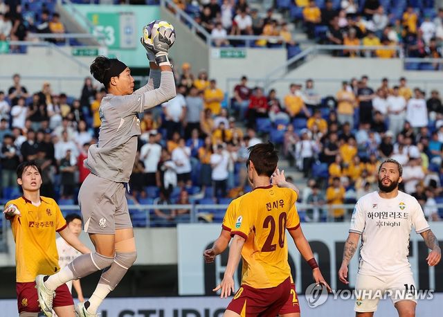 볼 잡는 김경민