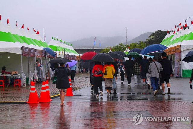 궂은 날씨 속 양양 송이 축제장
