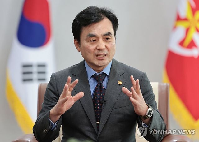 인터뷰하는 안규백 장관