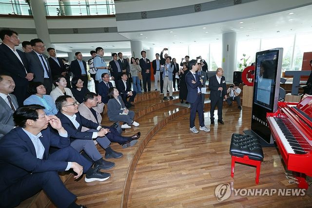 인공지능 피아노 공연 관람하는 국회 과방위 위원들