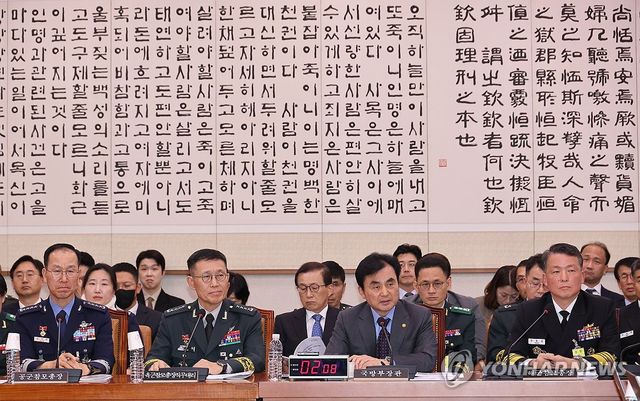 답변하는 안규백 국방부 장관