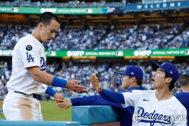 하이 파이브 하는 토미 현수 에드먼(왼쪽)과 김혜성