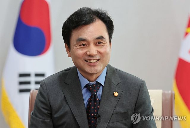 인터뷰하는 안규백 장관
