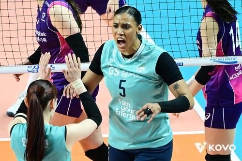 GS칼텍스의 외국인 거포 실바(중앙)