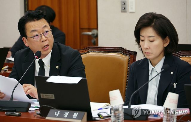 정성호 법무부 장관에게 질의하는 곽규택 의원