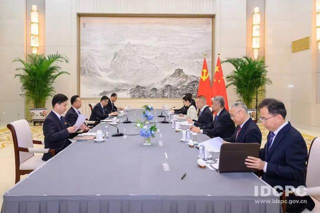 류하이싱 중국 대외연락부장과 리룡남 주중 북한대사 회견