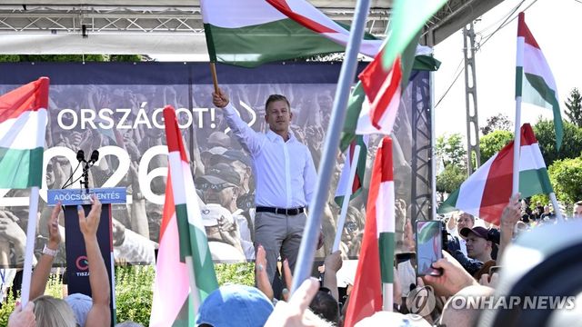지난 9월 7일 헝가리 남서부 쾨치 유세 현장에서 머저르 페테르 티시당 대표가 헝가리 국기를 흔드는 모습.[EPA=연합뉴스. 재판매 및 DB 금지]
