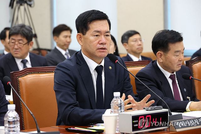 의원 질의 답변하는 석종건 방위사업청장