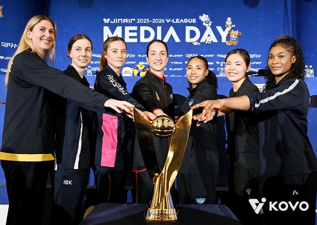 외국인 선수들과 포즈 취한 자네테(중앙)