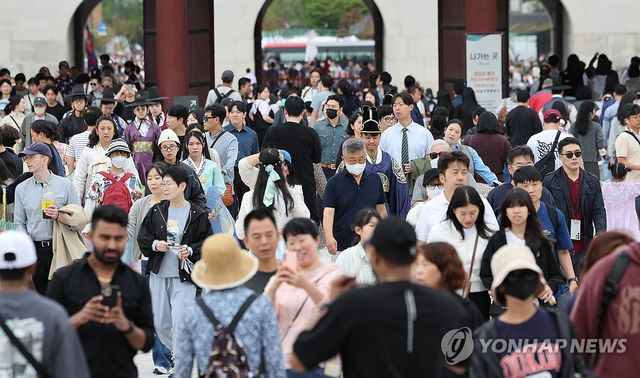 시민들과 관광객으로 붐비는 경복궁